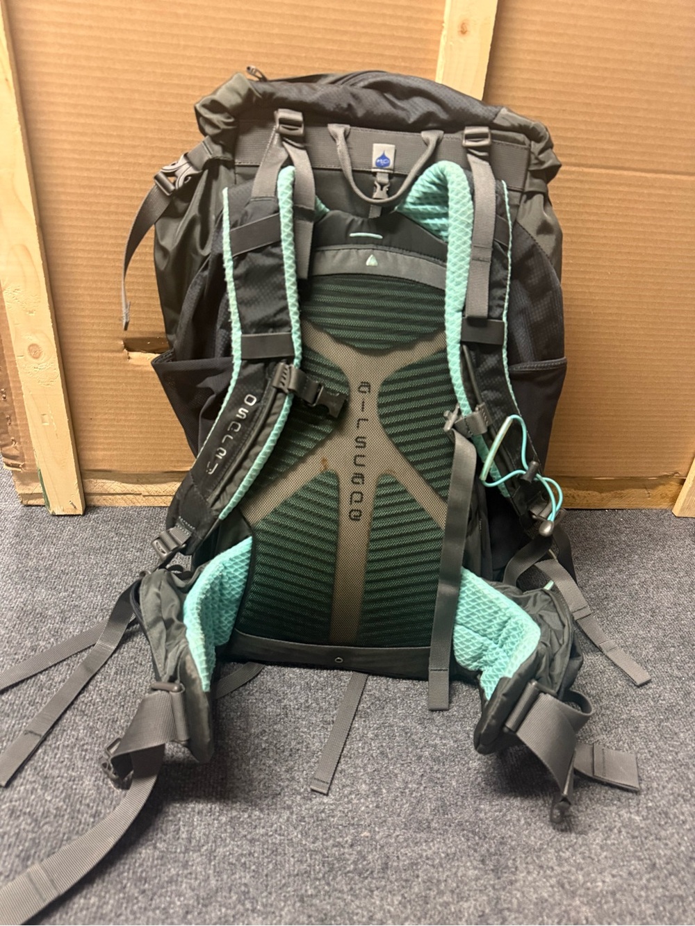 OSPREY Women’s Dark Gray and Black Multi-Compartment Hiking Backpack - Picture 2 of 5